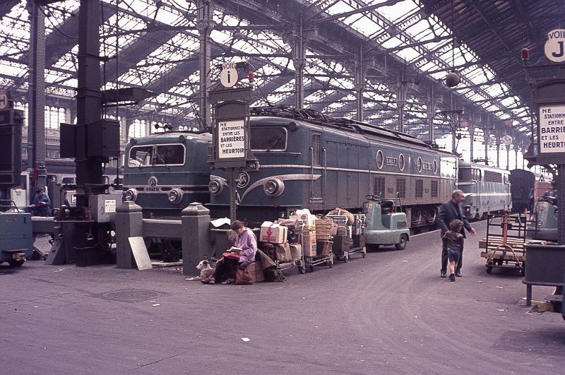 In den 70er Jahren waren die schweren 2D2 Loks der SNCF ein gewohntes Bild in den Bahnhfen der Stadt Paris.
