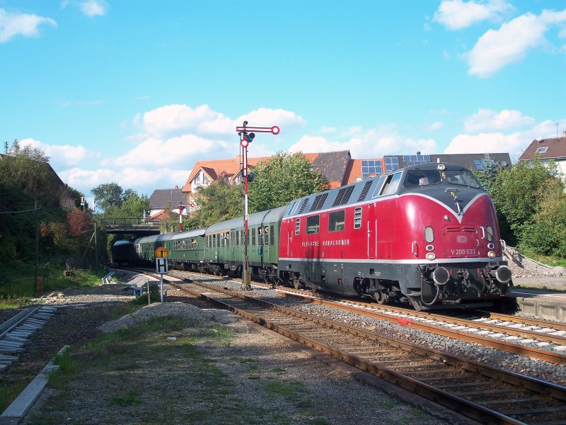 In die 70iger Jahre zurckversetzt ist man zur Zeit rund um die KBS 706 (Elsenzbahn). Ein Teil des Planzugverkehr wird mit historischem Material gefahren. Hier durchfhrt V200 033 als RE von Mannheim via Sinsheim nach Heilbronn den Bahnhof Steinsfurt, 29.09.07.