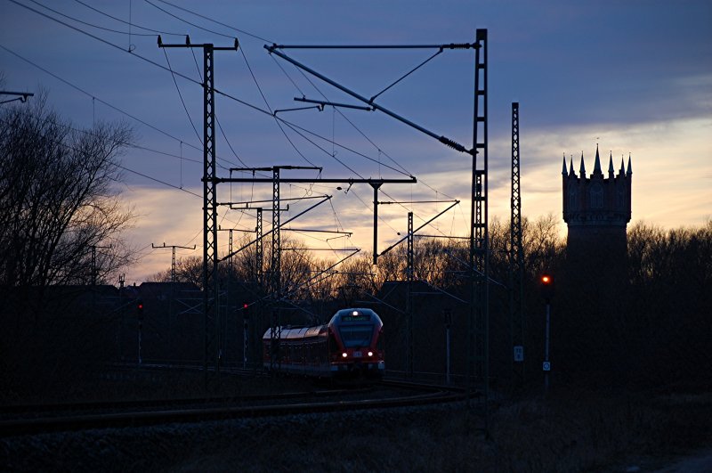 In der Abendd�mmerung des 09.02.2008 der RE9 auf dem Weg nach Sassnitz.