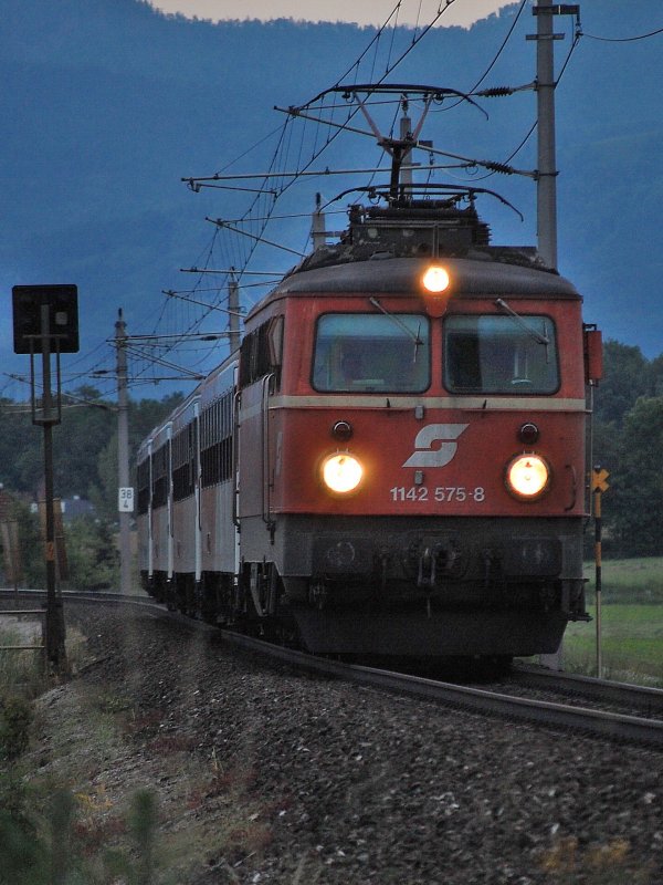 In der Abenddmmerung des 24.05.2008
habe ich den R3980 mit der Altlack 1142 575
bei Wartberg/Kr.erwischt.