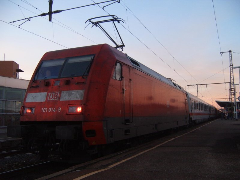 In der Abenddmmerung steht am 04.02.07 die ehemalige THW-Werbelok, die BR 101 014-9, mit einem InterCity von Karlsruhe HBF nach Nrnberg HBF im Bahnhof Aalen. Nchster Halt: Ellwangen.