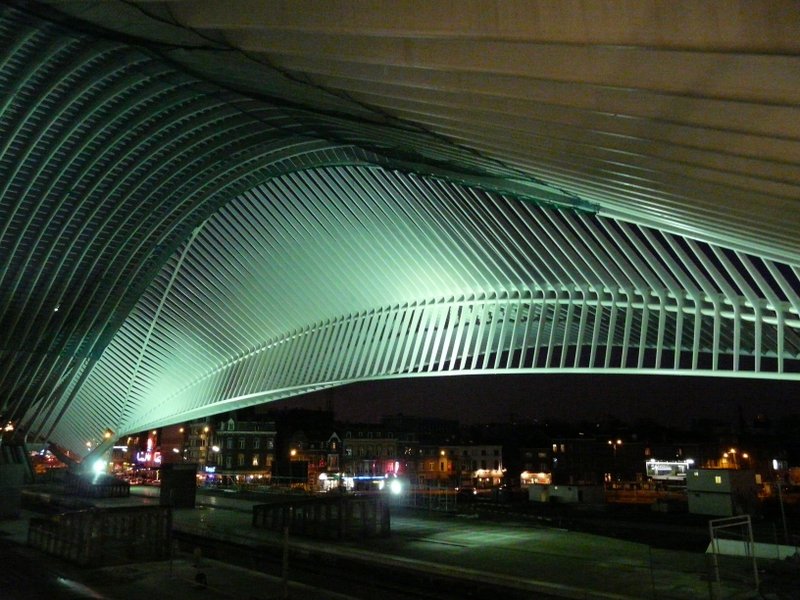 In der Abenddmmerung wird der seitliche Abschluss des Daches von grnen Scheinwerfern beleuchtet. Lige Guillemins am 17.02.08