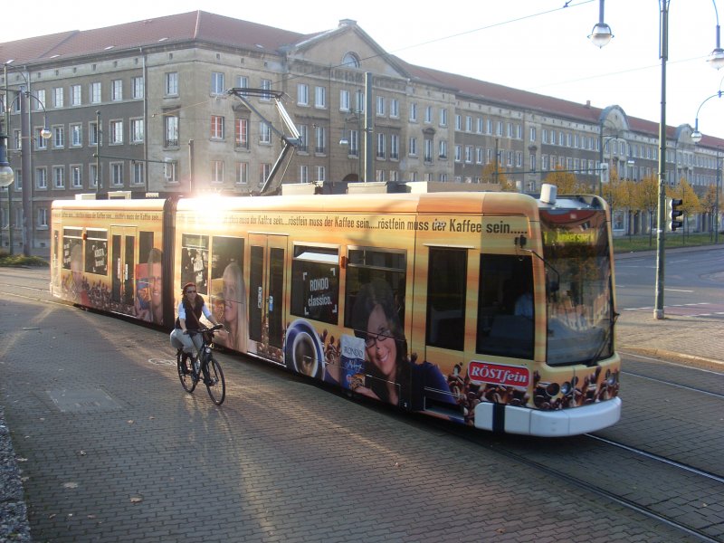 In der Abendsonne des 11.10.2008 kommt NGT 307 vom Hauptbahnhof gefahren. Sp�testens an der Post hat die Fahrradfahrerin die Bahn eingeholt.