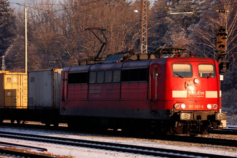 In der Abendsonne des 24. Januars 2009 unterwegs: 151 067-6 mit einem Container-Shuttle am Haken auf der KBS 980 Fahrtrichtung Ulm-Stuttgart.