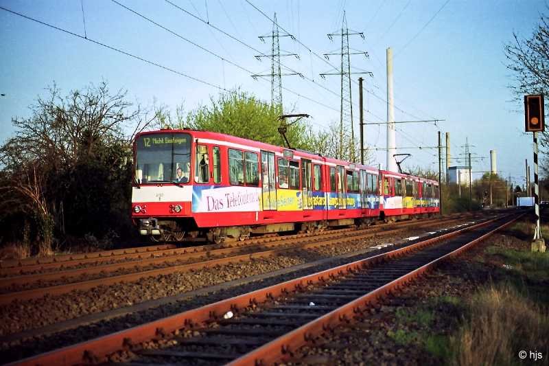 In der Abendsonne des 31. Mrz 2003 streben die B-Wagen 2103 und 2111 der Enstation Merkenich und damit dem Feierabend entgegen.
