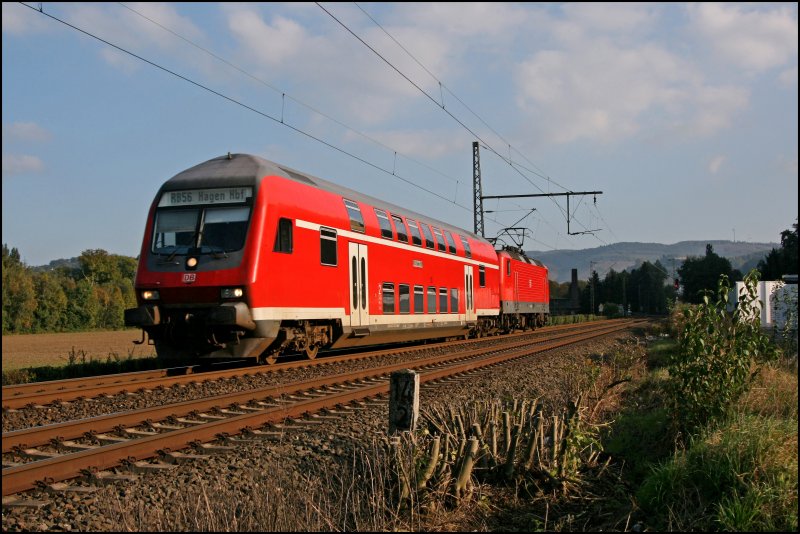 In der Abendsonne glnzt die RB56 (RB 39644)  DER ISERLOHNER  von Iserlohn nach Hagen Hauptbahnhof.