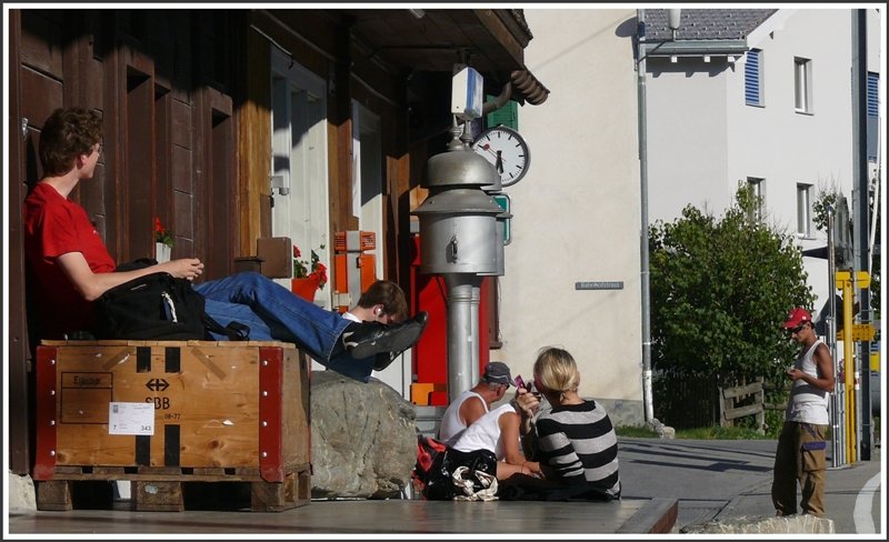 In der Abendsonne macht sogar das Warten auf den nchsten Zug in Grsch noch einigermassen Spass. (27.08.2008)