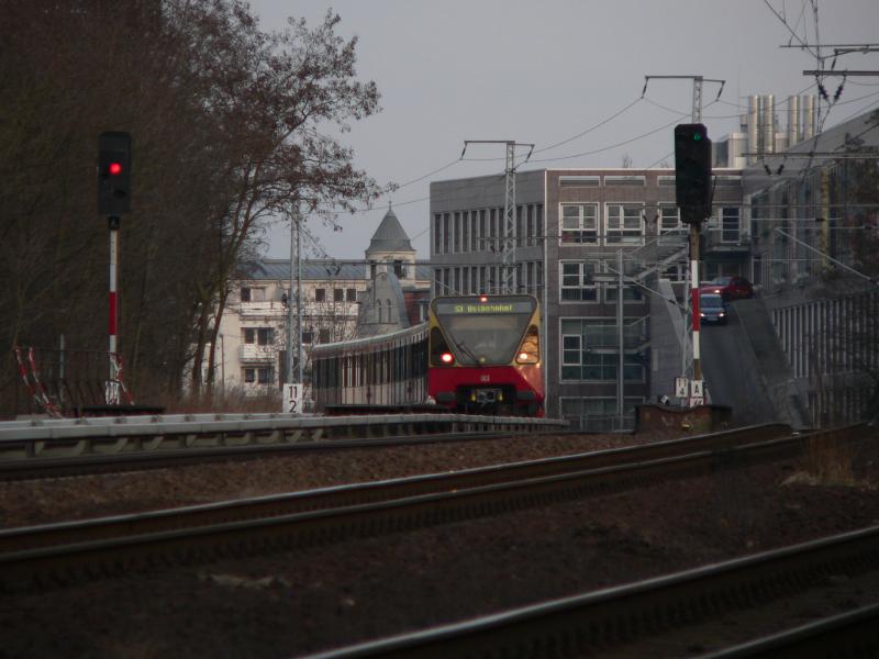 In der Abendsonne verl�sst eine S-Bahn den Bhf. K�penick in Richtung Wuhlheide. 22.3.05