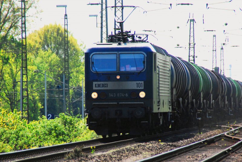 In den Abendstunden des 27.04.2009 kam die 143 874-6 der RBH als Lok Nr. 101 mit einem ganzen Kesselwagenzug aus dem Ruhrgebit in Richtung Bielefeld gerollt. Leider mute ich voll gegen die Sonne ankmpfen, darum kommen die Farben nicht ganz so doll durch. 