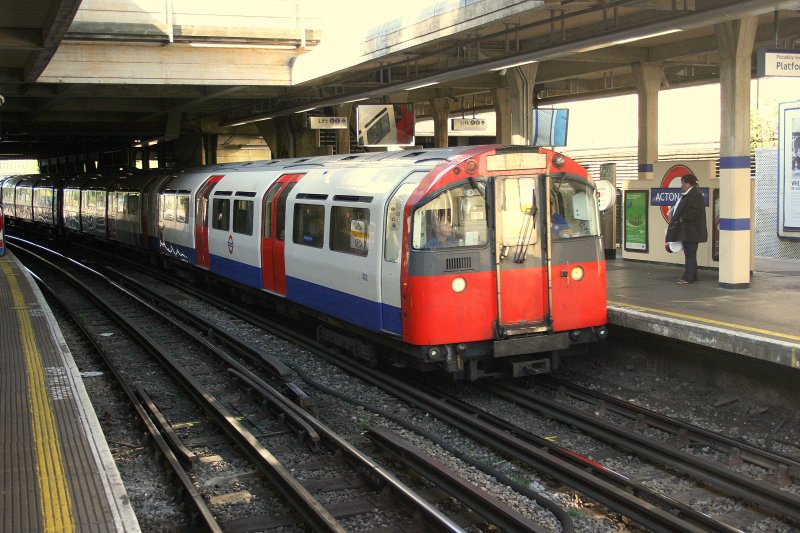 In Acton Town verzweigen sich die Piccadilly-Line-ste nach Heathrow und Uxbridge. Ein Zug aus Uxbridge mit  Triebwagen  252 fhrt soeben in die Station ein, nacher wird er einige Haltestellen der District Line berlassen und erst wieder in Hammersmith halten. (8.10.2009)