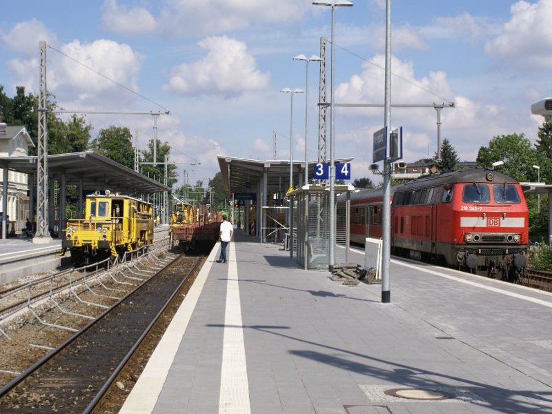 In Ahrensburg wartet am 12.8.2007 218 345-2 mit einer RB nach Hamburg Hbf whrend an Gleis 2 fleiig gearbeitet wird
