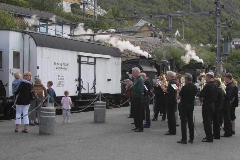In allen Bahnhfen der Bergensbanen wurde der Jubilumszug von vielen Menschen begrt. Einige Norweger trugen zu diesem Anla ihre Landestrachten. Vaksdal, 07.06.2009 (siehe auch www.vossnow.net  --> 06. Juni / 07. Juni.)