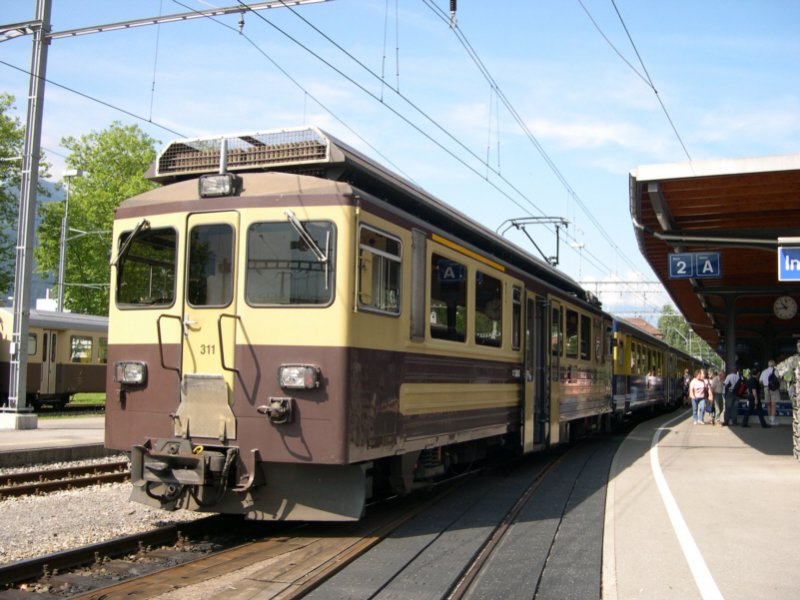 In Den Alten Bob Farben Prasentiert Sich Am 13 07 05 Der Triebwagen Abeh 4 4 Ii 311 Grindelwald Vor R 251 151 In Interlaken Ost Bahnbilder De