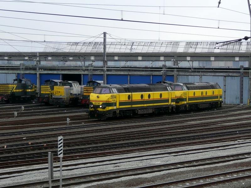 In den alten Personenwagen des Bergland Express kann man die Fenster noch ffnen und ein Bild des Depots in Schaarbeek machen. 09.03.08