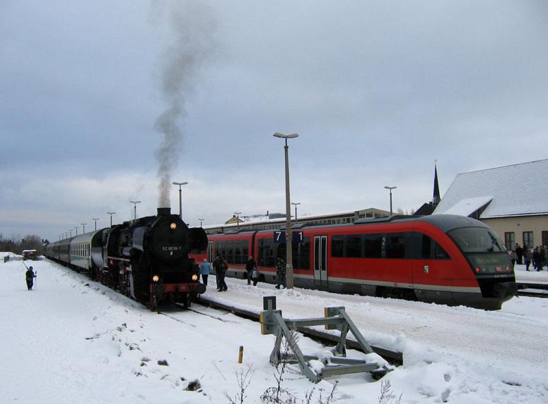 In Altenberg (Erzgebirge) hat die Nossener 52 8079 mit ihrem Sonderzug auf Gleis 7 umgesetzt, auf dem Nachbargleis stehen die Wintersportsonderzge - 10.12.2005
