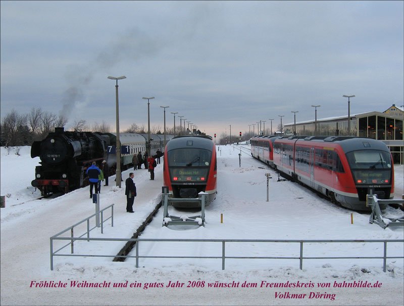 In Altenberg (Erzgebirge) stehen der Dampfsonderzug mit 52 8079 sowie die Wintersportsonderzge Desiro 642 135 + 173 und 642 174 + 156 (10.12.2005). Eigenartigerweise ist in der Mitte Gleis 1, links daneben Gleis 7 und rechts daneben Gleis 3