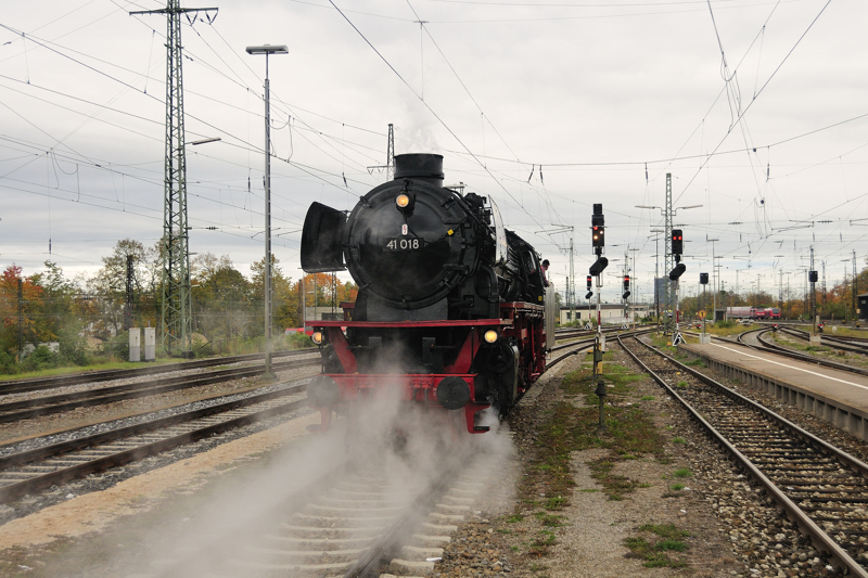 In alter Indianermanier: 41 018 beim Vernebeln... �h... Verwischen s�mtlicher Spuren. (Augsburg Hbf, 25.10.2009).