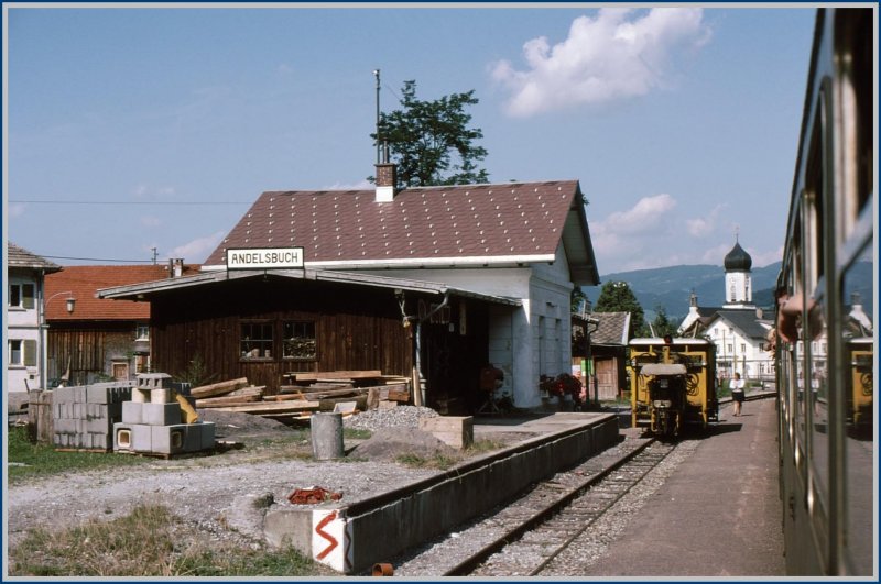 In Andelbuch steht sogar noch eine Krampmaschine, nichts ahnend vom bevorstehenden Ende der Bregenzerwaldbahn. (Archiv 08/77)