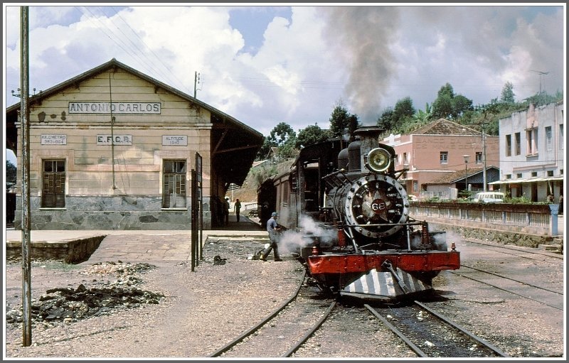 In Antonio Carlos wartet der Schmalspurzug mit der 100 jhrigen Baldwinlok Nr 68 auf Passagiere. (Archiv 03/1979)