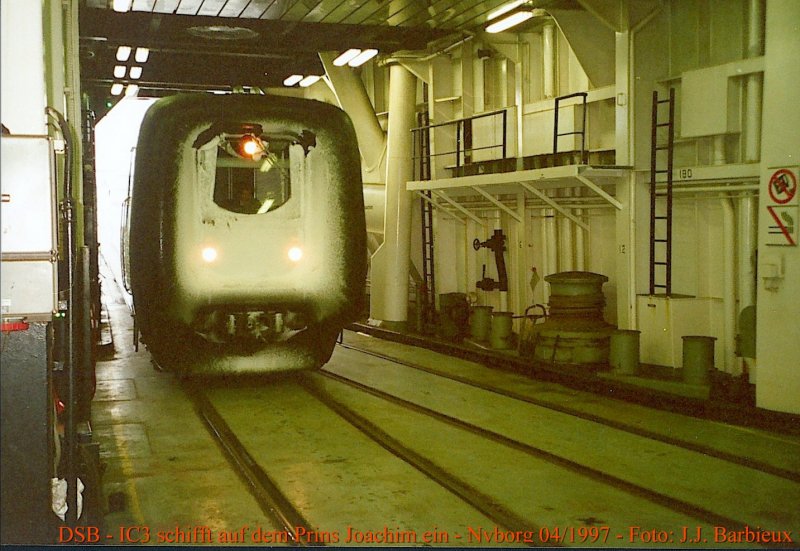 In April 1997, ein Monat vor der Schliessung, schifft ein IC3 aus Arhus-Fredericia-Odense auf dem Prins Joachim ein. Es war noch Schnee und Wind und das Meer war auch gar nicht ruhig : keine sonnige Kreuzfahrt ! Fr diese berfahrt ist niemand draussen geblieben, ausser mich fr nicht mehr als zehn Minuten...!
Nyborg 04/1997 - Foto : J.J. Barbieux
