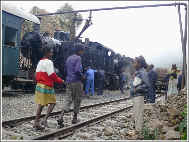 In Arbaroba ist es Zeit wieder mal Wasser zu tanken unter den aufmerksamen Blicken der Dorfjugend. (29.10.2008)