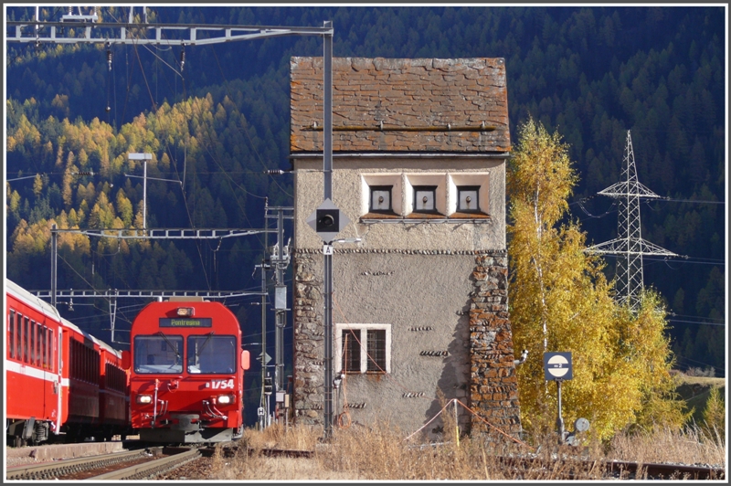 In Ardez neben dem alten Transformatorenhaus wartet R1945 mit Steuerwagen 1754 auf die Abfahrt nach Pontresina. (29.10.2009)