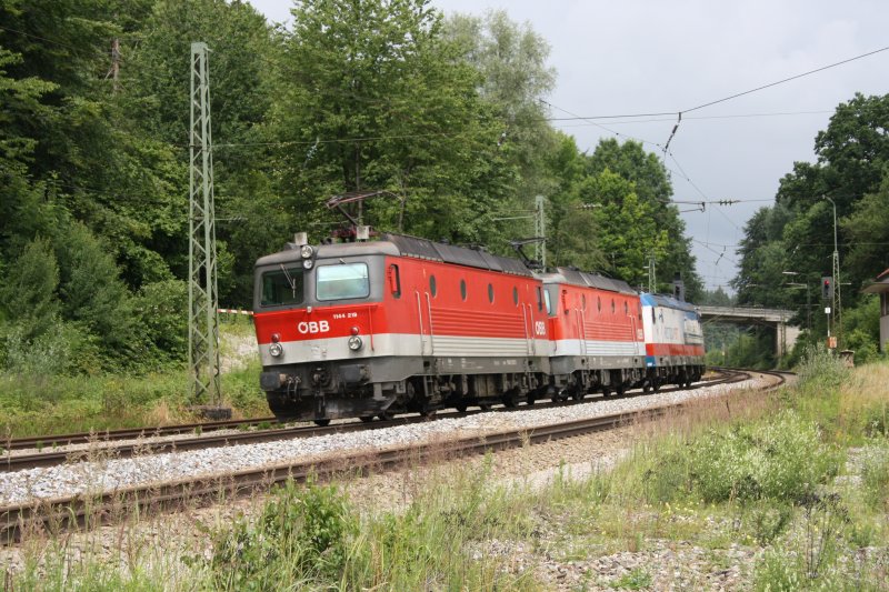 In Assling (Oberbay) konnte ich diesen Lokzug bestehend aus 1144 219, 1144 241 und 185 512  Rostock Port  am 27.06.09 festhalten.