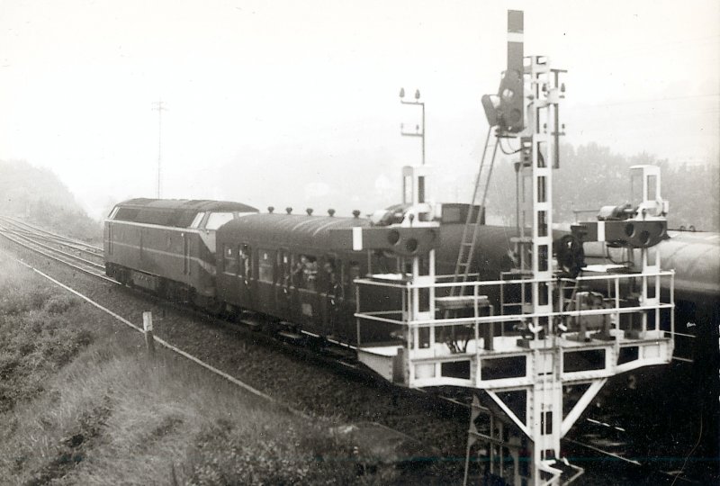 In August 1966 war noch diesen wunderschnen Signal in Trois-Ponts.  Eine BR 212 (spter 62) fhrt nach Gouvy ab, auf der Linie Lttich - Luxembourg.  Foto : J.J. Barbieux.