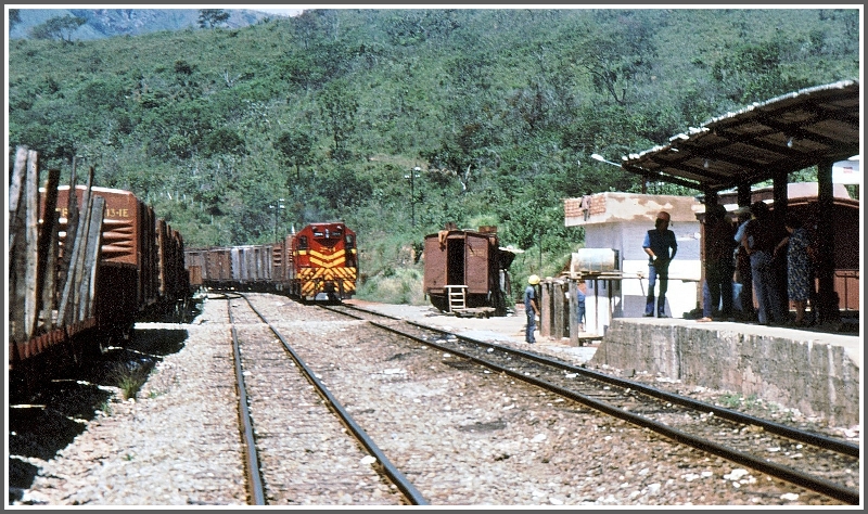In Aurelia Mourao besteht ein Anschluss fr Passagiere zwischen den beiden GmP in 760mm und 1000mm Spur. (Archiv 03/1979)