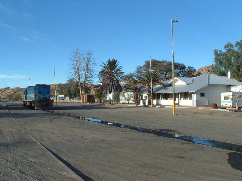 In Aus ist Aus! - Das behaupten bse Zungen. Wer jedoch genau hin sieht bemerkt, dass das Bahnhofsgebude von Aus restauriert wurde und bereit ist fr die Aufgaben, die nach einer Wiedererffnung der Sdbahn nach dem Hafen Lderitz zu bewltigen sind.