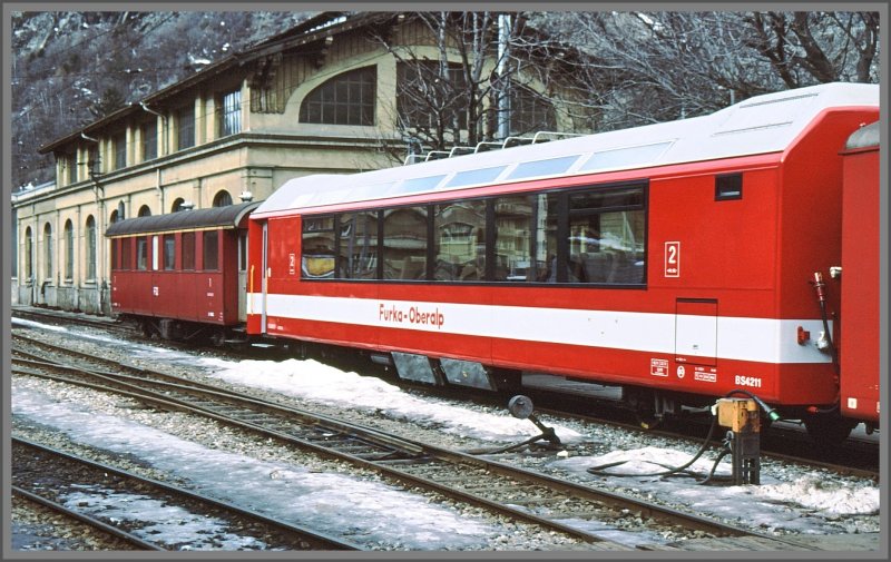 In der Ausstattung wohl sehr verschieden, ein alter 1.Klasse Wagen und ein neuer Panoramawagen 2.Klasse der FO in Brig. (Archiv 03/87)