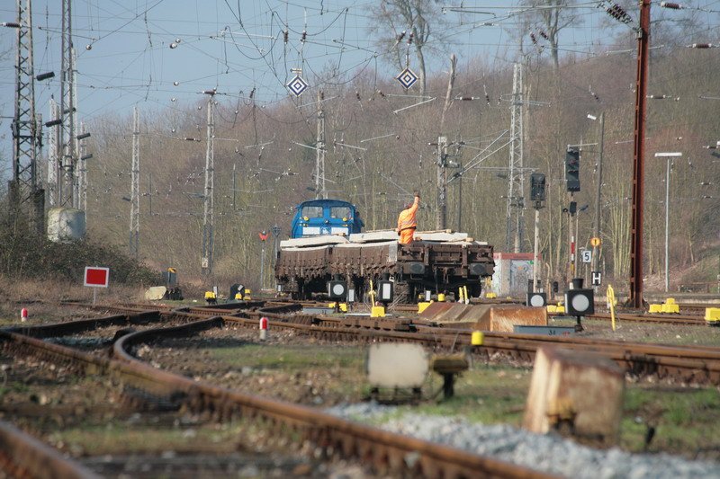 In Bad Kleinen rangiert die 346 024 der Pressnitztalbahn einige Schwellenwaggons. 02.04.2009