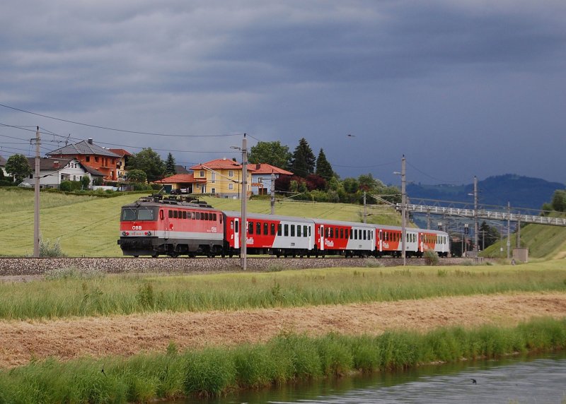 In den Bahnhof Wartberg/Kr. hat am
29.05.2009 die 1142 649 den R 3961
geschoben. Auf der Weiterfahrt nach 
Kirchdorf/Kr, d�rfte die Garnitur noch
in ein Gewitter gekommmen sein.