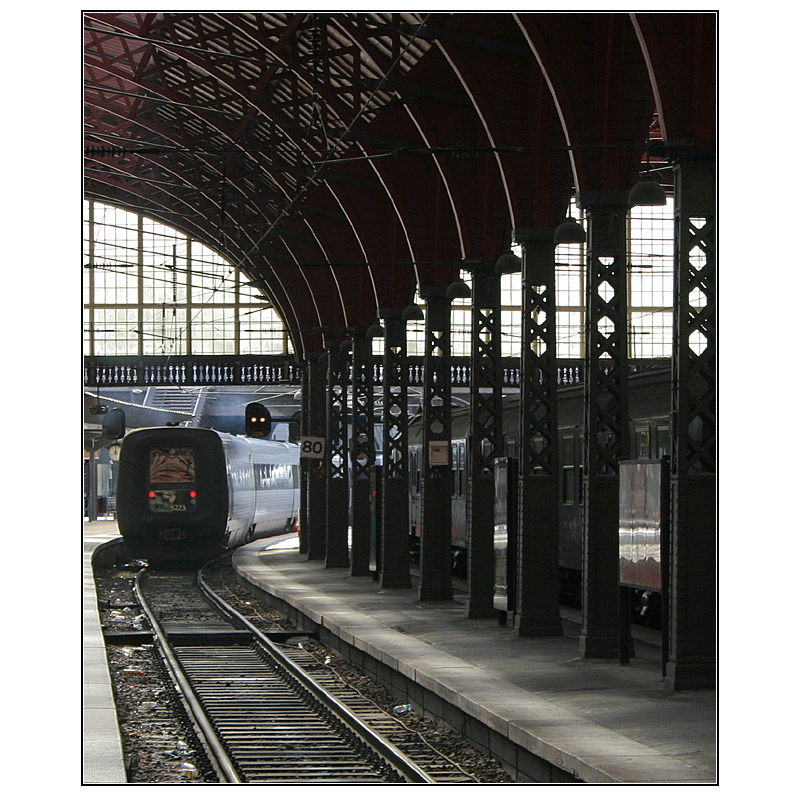 In der Bahnsteighalle -

Impression des Hauptbahnhofes von Kopenhagen. 

28.08.2006 (M)