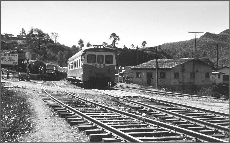 In Bahuichivo begegnet dem FIAT Railcar ein ganzer Zug mit amerikanischen Wohnmobilen auf dem Weg an den Pazifik. (Archiv 02/1977)