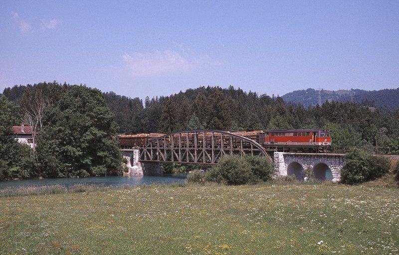 In den bayerischen und sterreichischen Sommerferien 2003 war die Auerfernbahn wegen Streckenbauarbeiten zwischen Reutte und Pfronten gesperrt. Hintergrund dieser Arbeiten war die Erneuerung der Lechbrcke in Pflach, welche mit der Zeit marode geworden war.
Sie wurde zerlegt und gegen eine alte Brcke von der Arlbergbahn ausgetauscht, die dort - ebenfalls im Zuge von Streckenerneuerungen - durch eine neue ersetzt worden war. Ungeachtet dieser Manahmen rollt 2043 066 am 15. Juli 2003 noch ber das alte Bauwerk, das zu diesem Zeitpunkt nicht mehr lange bis zur Demonatge hatte.