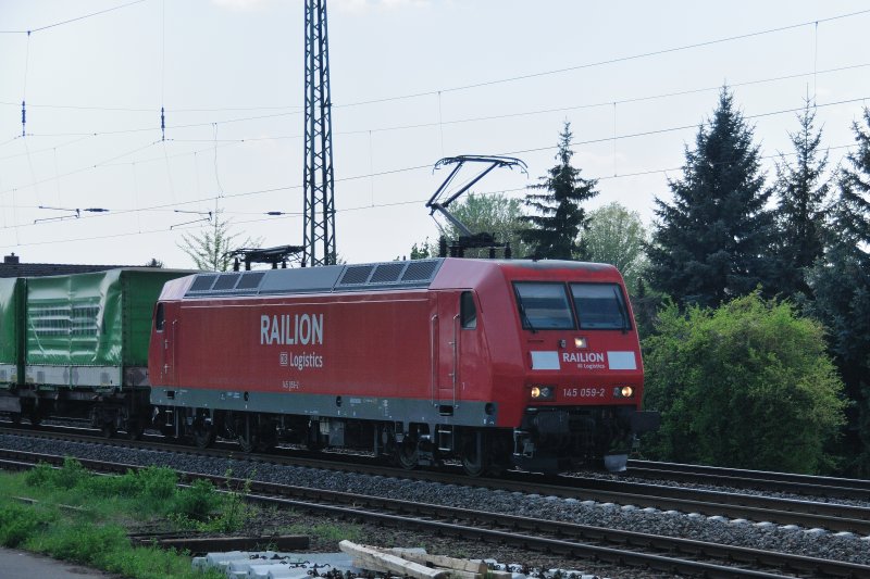 In Bayern uerst selten so zu sehen: Eine 145er (145 059-2) vor dem  Hanggartner . (KBS 650, Mai 2009).