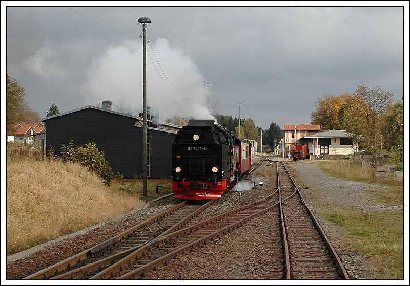 In Benneckstein scheint die Zeit stehen geblieben zu sein. 99 7241 bei der Ausfahrt aus Benneckstein mit dem Zug 8904. Dieser Zug kam von Eisfelder Talmhle und fhrt mit der gleichen Zugnummer sowohl nach Wernigerode als auch auf den Brocken. (9.10.2007)