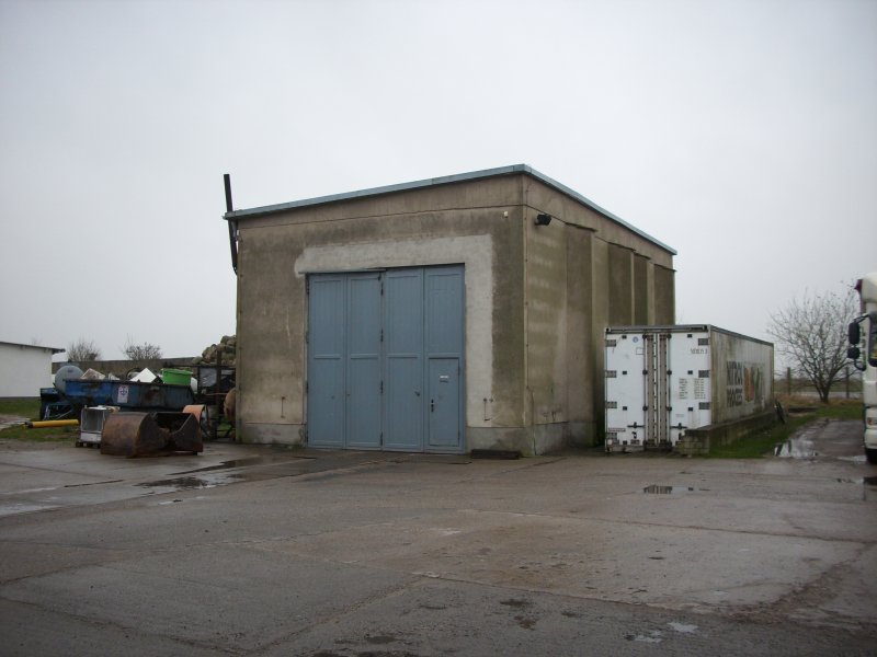 In Bergen/R�gen gab es viele Jahre eine Anschlu�bahn mit einer eigenen Lok.Diese wurde Nachts in diesem Lokschuppen abgestellt.Heute wird der ehmalige Schuppen als Lager genutzt.