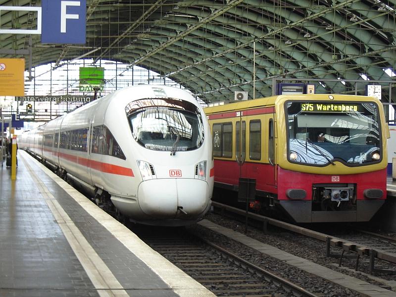 In Berlin Ostbahnhof treffen sich am 16.03.2006 der ICE T  Coburg  und eine BR 481er nach Wartenberg.