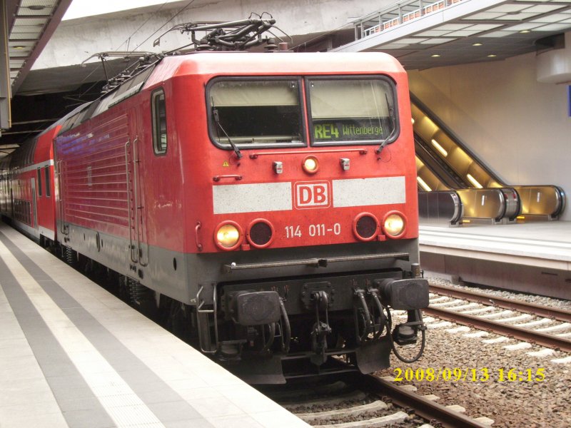 In Berlin Sdkreuz ist es meiner Meinung nach viel Ruhiger und nicht so hektisch wie im Hbf.Hier stren auch nicht soviele Reisende die Einem ins Bild rennen.Am 13.09.2008 habe ich den RE 38238 Ludwigsfelde-Wittenberge mit der 114 011 abgelichtet. 