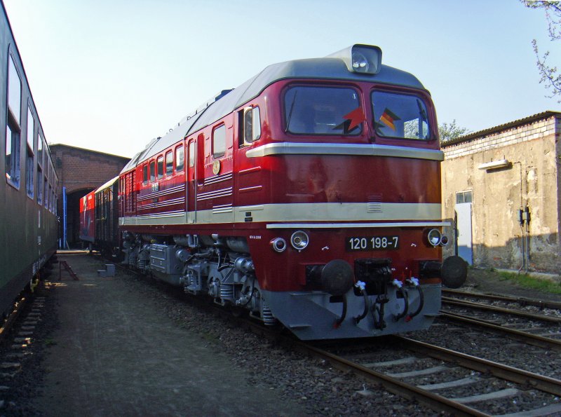 In bestem Erhaltungszustand und mit F�hnchen geschm�ckt, pr�sentierte sich 120 198-7 des Th�ringer Eisenbahnvereins (Dauerleihgabe DB-Museum N�rnberg) zur Saisoner�ffnung des Eisenbahnmuseums Bayerischer Bahnhof zu Leipzig am 11.04.2009, auf dem Vereinsgel�nde in Leipzig-Plagwitz.