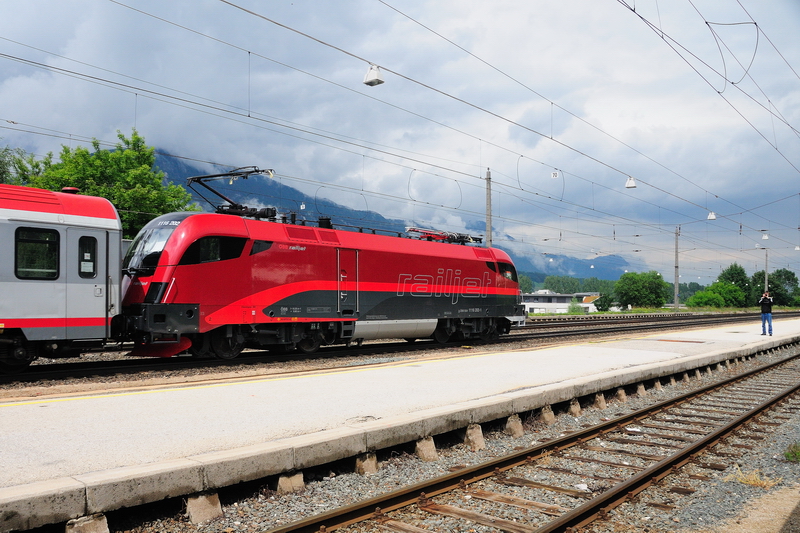 In bestem Licht  holt  sich Dennis diese mit einem Railjet-Taurus bespannte Garnitur. (Brixlegg, 20.06.09).