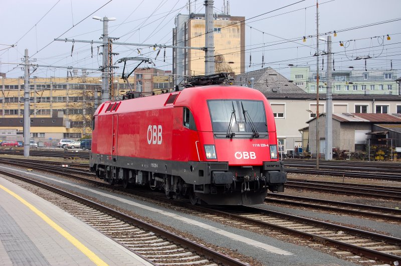 In bester Fotografielaune fhrt uns 1116 229-4 vor die Lin(z)e. grinz..