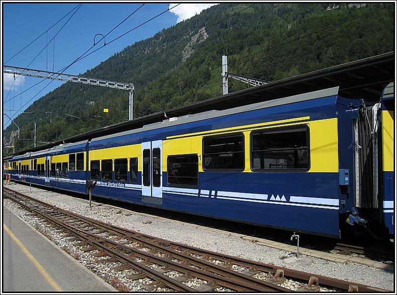 In die BOB-Zge von Interlaken-Ost nach Lauterbrunnen bzw. Grindelwald sind sowohl ltere als auch neue Personnenwaggongs eingereiht. Hier ein Blick auf einen offenkundig modernen Waggon, aufgenommen am 28.07.2008 in Interlaken-Ost.