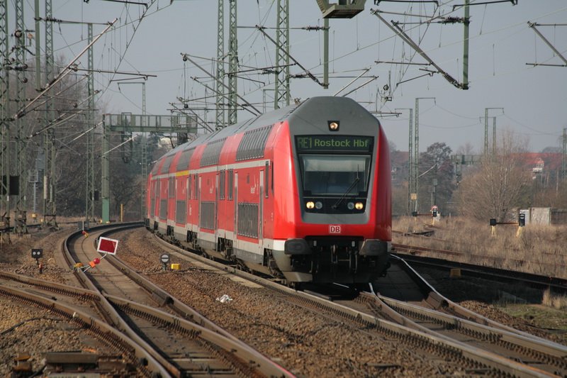 In Boizenburg hat einfahrt der RE1 von hamburg nach Rostock heute auf Bahnsteig 2. Der Bahnsteig 1 ist immer noch wegen dem Schwellenwechsel auf der Strecke HH - B gesperrt. 04.03.2009  