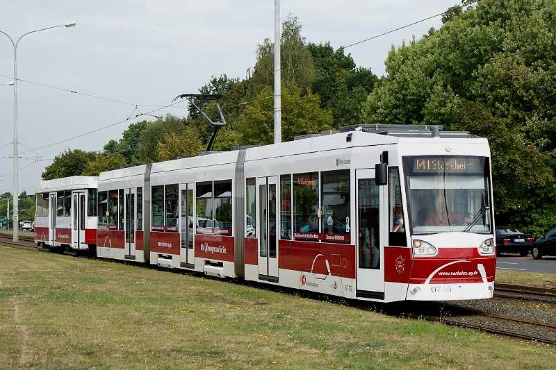 In Braunschweig werden Niederflurwagen des Typs NGT8D mit �lteren Beiwagen der Bauart  Mannheim  beh�ngt, hier Tw 0755 mit Bw 7475 (25. August 2009).