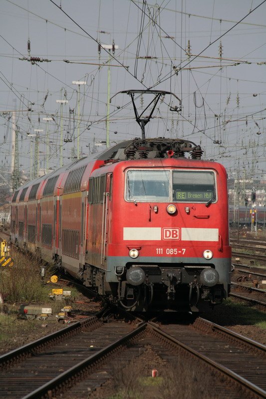 In Bremen fhrt ein RE gezogen von der 111 085 ein. 08.04.2009