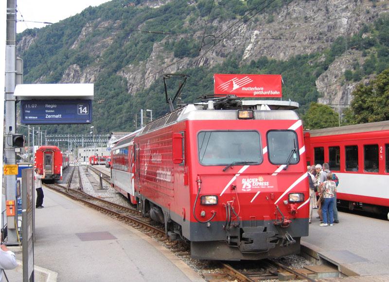In Brig rangiert kurz vor ihrer Abfahrzeit mit dem R 235 nach Zermatt eine HGe 4/4 II mit Schild  75 Jahre GlacierExpress  - 14.08.2005
