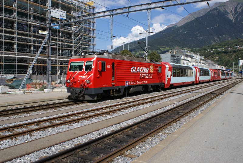 In Brig steht am 7.8.09 die HGe 4/4 II 106 mit dem Glacier Express bereit zur Abfahrt Richtung Zermatt.
